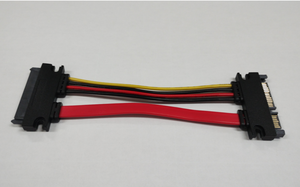 SATAケーブル